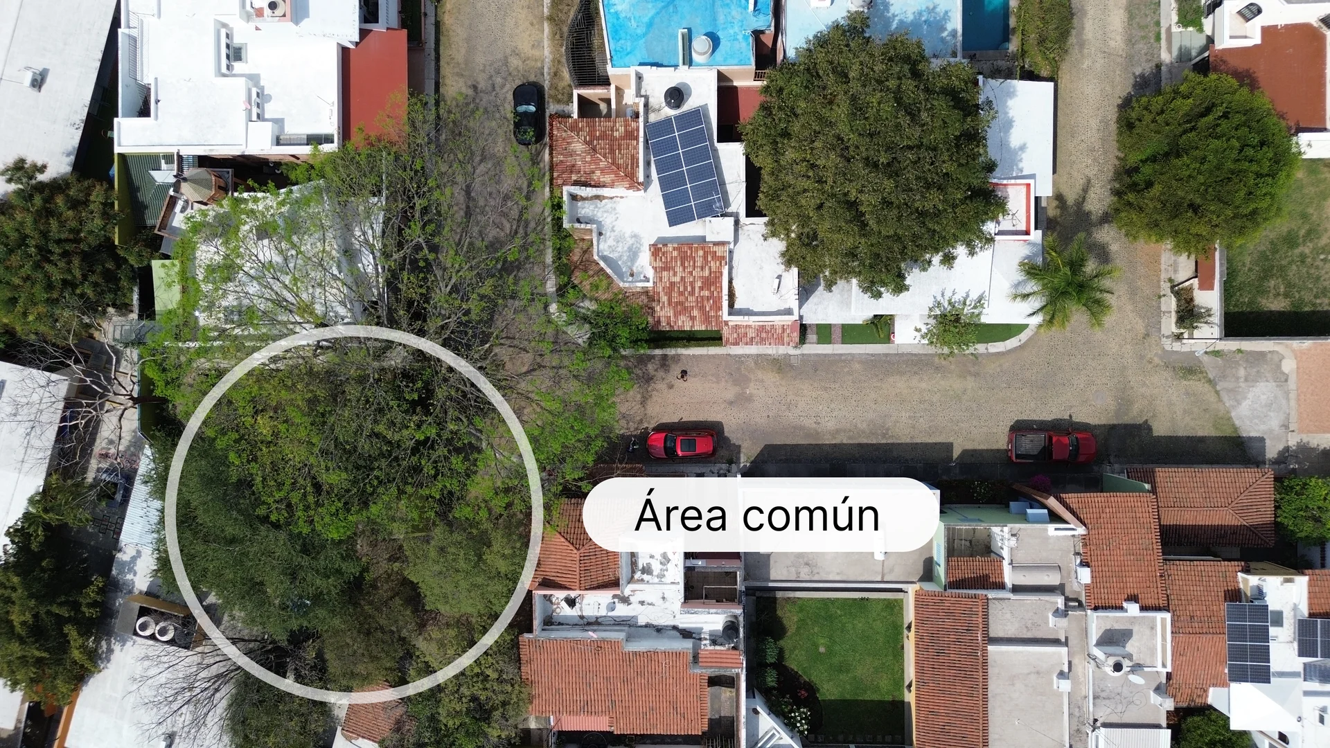 Vista aérea del área común y la casa en esquina